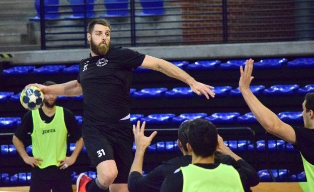 Juan del Arco se eleva por encima de la defensa logroñesa en el entrenamiento vespertino que celebró ayer el BM Logroño en el Palacio de los Deportes. :: miguel herreros