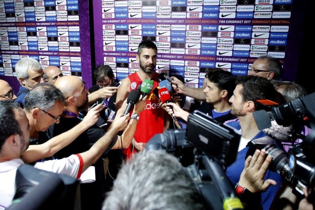Juan Carlos Navarro explica su adiós antes de comenzar su último entrenamiento con España. :: J. c. HIDALGO / EFe