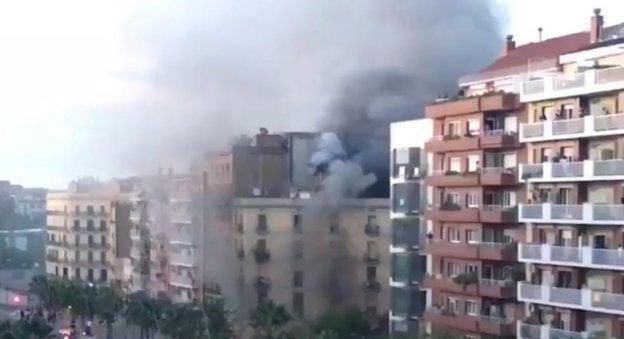 Humareda provocada por la explosión, ayer en Barcelona. :: r. c.