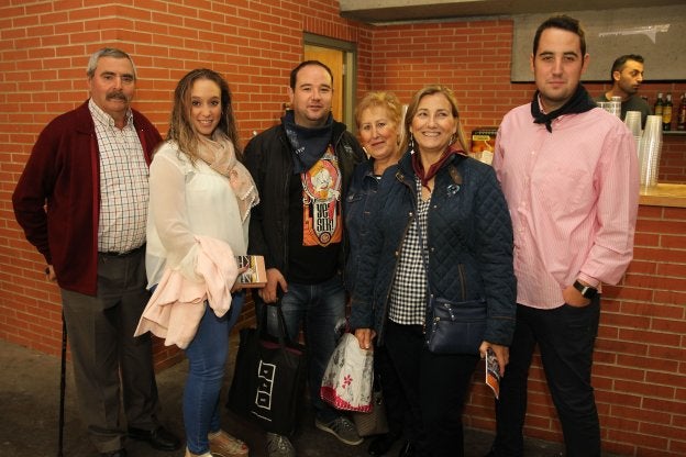 Carlos, Soraya, Eduardo, Justi, Maricarmen y Pablo, la familia Tejedor Turza. :: Justo Rodríguez/