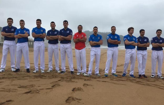 Once de los doce protagonistas del torneo del Cuatro y Medio, en la playa de Zarauz. ::/ASEGARCE