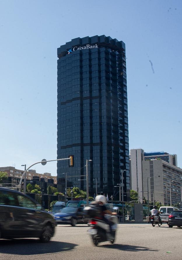 Sedes corporativas de Banco Sabadell y CaixaBank en Cataluña. :: efe/