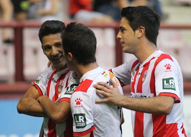 Victoria. Marcos esboza una sonrisa de complicidad con Paredes y Ramiro tras marcar el gol que significó el triunfo de la UD Logroñés. :: fernando díaz