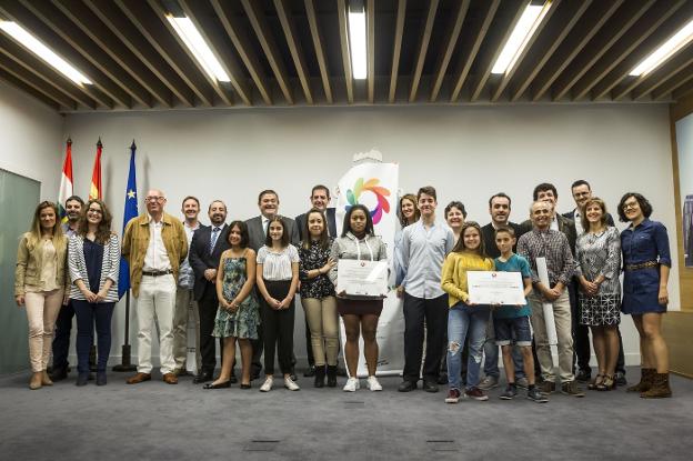 Representantes de los colegios, con sus distinciones. :: /Justo Rodriguez