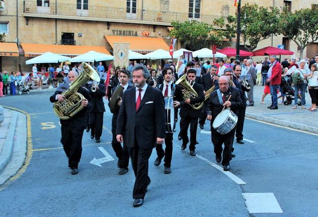 Chiavetta lidera la banda municipal de Música de Haro, con unos 17 músicos, en el rosario de faroles. / D.M.A.
