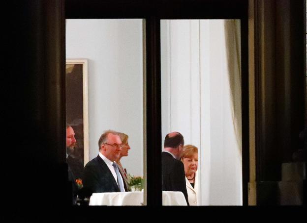 Merkel se encamina a la reunión que mantuvo con representantes de verdes y liberales. :: F. B. / reuters/