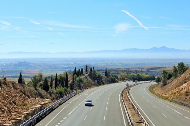 Vista desde San Felices de la AP-68 a su paso por Haro, la localidad que se divisa al fondo a la izquierda. :: D.M.A./