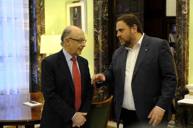 Montoro y Junqueras en una reunión en marzo de 2016. :: J. R. Ladra/