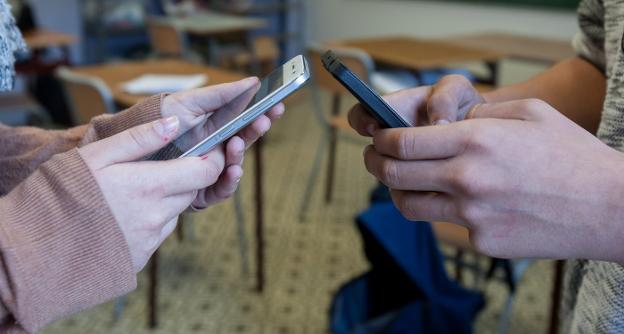 Dos adolescentes, con sus móviles en un aula de Logroño. :: díaz uriel/