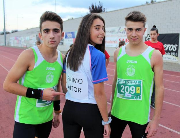 A la izquierda, Ferrer (34), Benmeziane (43) y González (44); y a la derecha, Fernández de Campinu (81), Aransay (109) y Estela (83) arriba y jarreros animando a Aitor Bordel. / D.M.A.