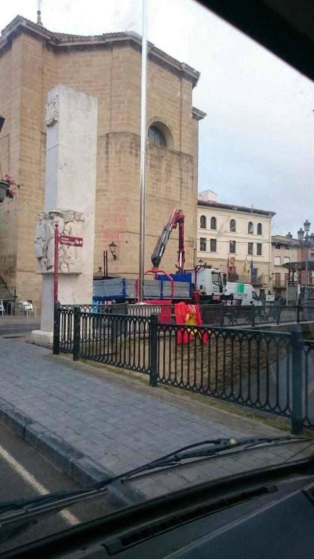 La bandera española, arriada durante los arreglos del mástil. :: l.r./