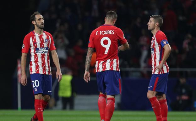 Juanfran, Torres y Gabi tras el 1-1 final. /REUTERS