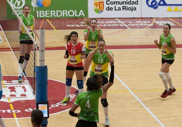 Helia González (13) señala a su compañera Martins (4) para celebrar un tanto. :: /Antonio Díaz Uriel