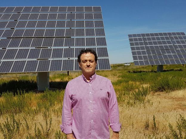 Vea, en la planta de energía fotovoltaica en El Villar de Arnedo propiedad del actor y de su hermano. :: J.V./