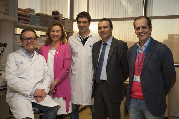 La consejera María Martín y el director gerente de la Fundación Rioja Salud, Javier Aparicio, junto al director del equipo investigador, Alfredo Martínez, entre otros miembros de la Unidad. :: g. de la rioja/