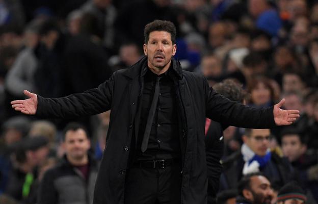 El técnico del Atlético de Madrid, Diego Pablo Simeone, pide explicaciones al colegiado durante el partido de ayer. :: reuters/