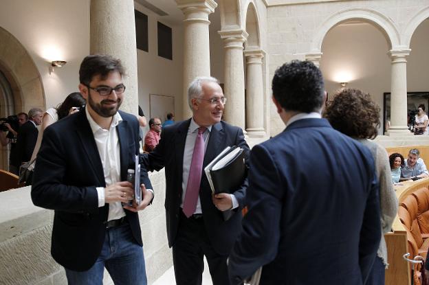 Diego Ubis, portavoz de Ciudadanos, con el presidente de La Rioja, José Ignacio Ceniceros, en el Parlamento regional. :: J. RODRÍGUEZ/
