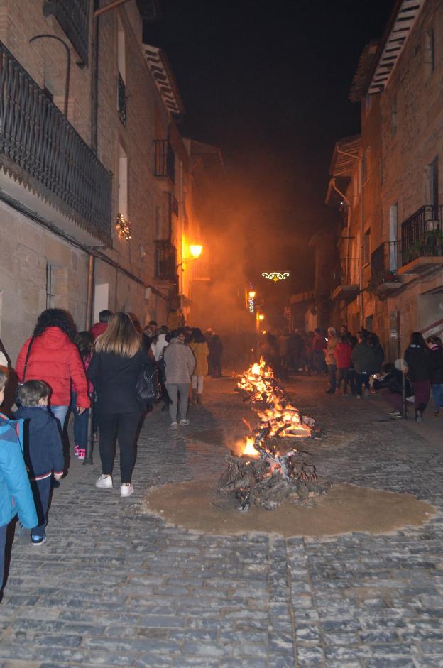 Sucesión de hogueras, anoche, en una calle de Fuenmayor. :: pulgar/
