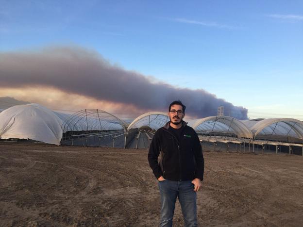 José Antonio, en su puesto de trabajo a 60 kilómetros del incendio. / L.R.