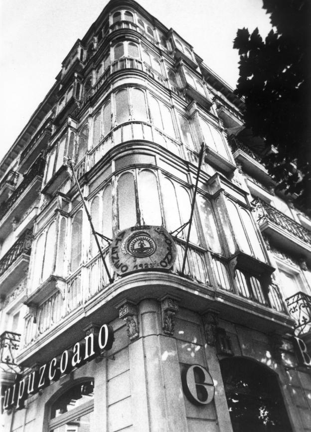Sede del Ateneo Riojano en la esquina de Muro de Cervantes en los años noventa. :: e. del río/