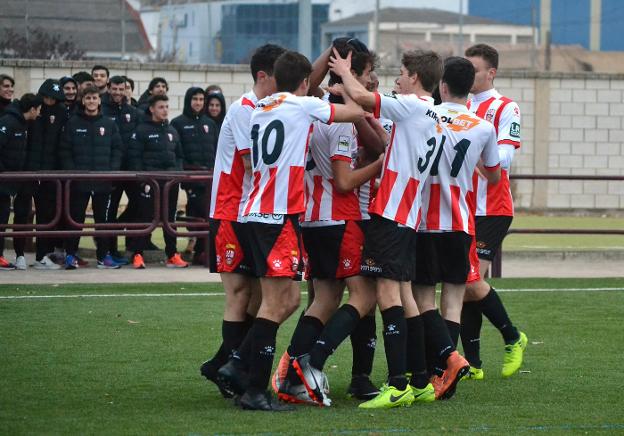 Los locales celebran su gol, con los jugadores del filial al fondo. :: s.m.
/