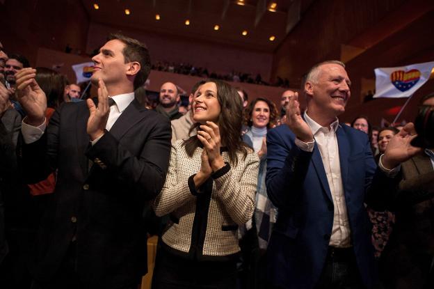 Inés Arrimadas junto al presidente de Ciudadanos, Albert Rivera, ayer en el auditorio de Gerona. / ENRIC FONTCUBERTA / EFE