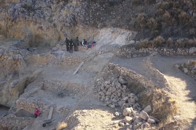 Los trabajos en el yacimiento de Aguilar del Río Alhama incluyen la limpieza de las calles celtibéricas y el descubrimiento de nuevos grupos de casas excavadas en la roca. :: lalinde/