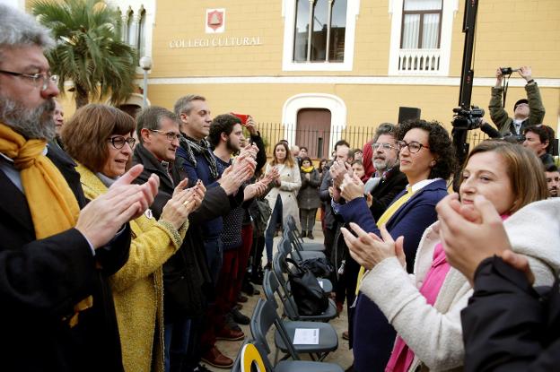 La presidenta del Parlament, Carme Forcadell, la primera por la derecha, salió ayer en auxilio de la candidata de ERC, Marta Rovira, en su primer acto desde que abandonó la cárcel. :: EFE/