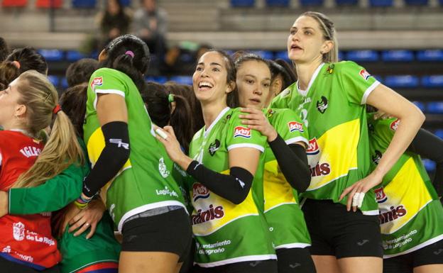 Choque de manos entre las jugadoras del Arluy. /Antonio Díaz Uriel