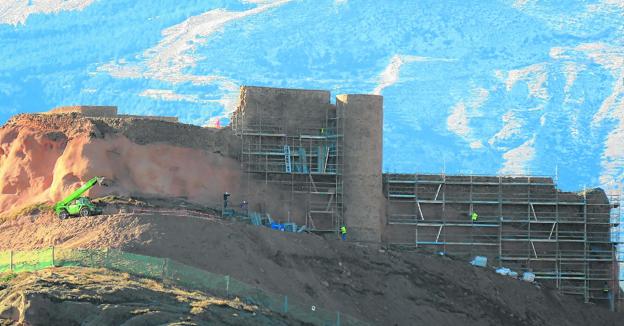 Los trabajos de consolidación del castillo se centran estas semanas en el muro verde y en la reconstrucción de mampostería. :: /