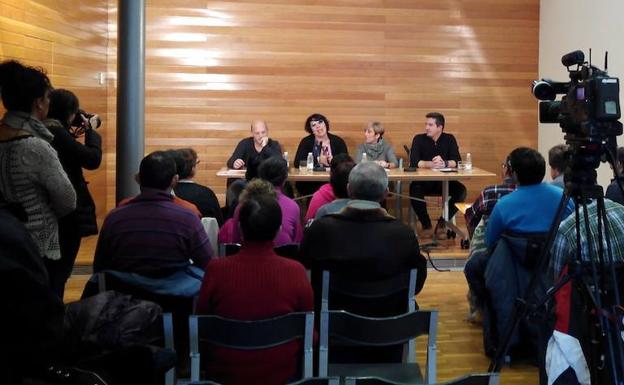Los periodistas responden a los discapacitados en la rueda de prensa inversa. /A.P.R.