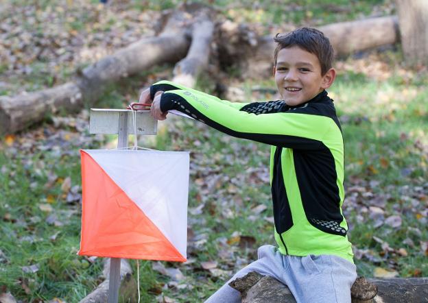 Un escolar pica su tarjeta en una de las balizas de control, durante la primera jornada de orientación. :: fernando díaz
/