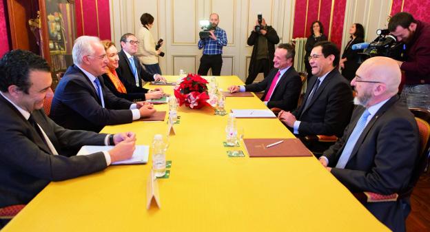 Óscar Ortega (a la derecha en el centro), en la reunión que mantuvo ayer con Ceniceros y Martín. :: sonia tercero/