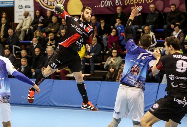 Juan del Arco lanza a portería ante el Benidorm. :: </p><p>D. Revenga/