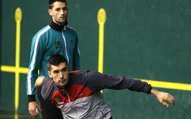 Víctor y Albisu ensayan con el material./Juan Marín
