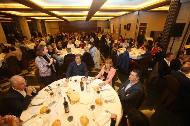 Gamarra habla ante los afiliados del PP, el pasado jueves, durante la cena de Navidad del partido. :: j. marín/