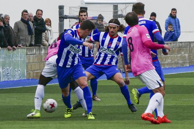 Cisneros (6) intenta hacerse con el balón en un partido del Izarra en Merkatondoa. ::/D.N.