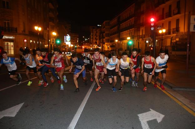 Salida de la milla masculina. Nacho García (670) en el centro de la imagen./