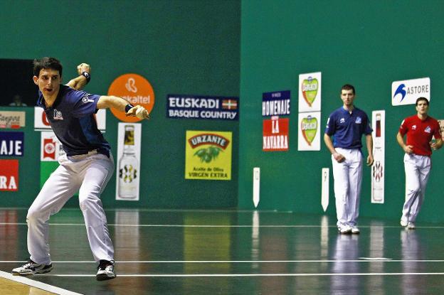 Altuna III se prepara para golpear a la pelota ante la mirada de Martija y Zabaleta. :: a. calleja/
