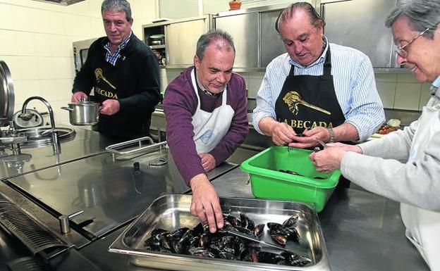 Miembros de La Becada y de la Cocina Económica ya están organizando la Navidad. /Juan Marín