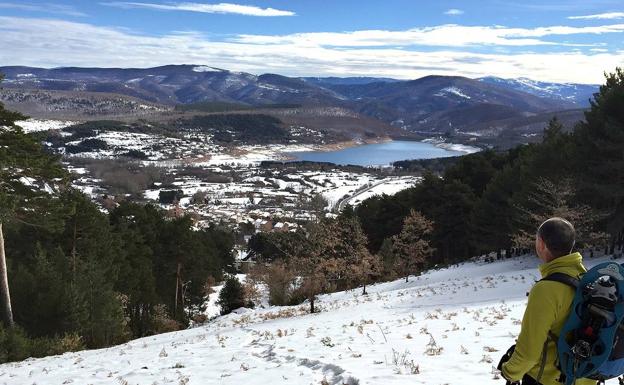El pantano de Gonzalez Lacasa en estos días de nieve. /Javier Ezquerro