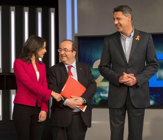 Arrimadas conversa con Iceta y Gacía Albiol en el primer debate de candidatos celebrado en TVE el 7 de diciembre. :: Quique García / efe/