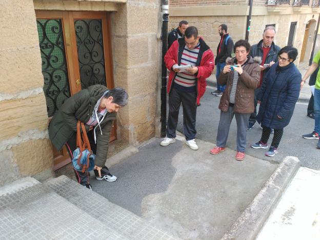 Usuarios de Asprodema detectan una barrera en la calle Navarra. / D.M.A.