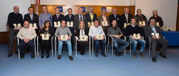Foto de familia de los homenajeados con sus premios. :: s. tercero/