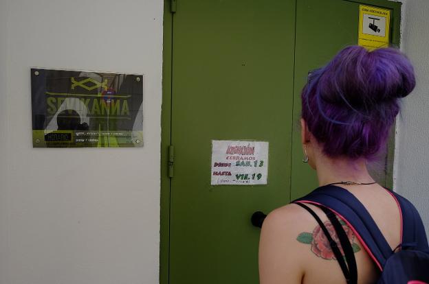 Una usuaria, a las puertas de un club de cannabis de Sevilla. :: JESúS SPINOLA/