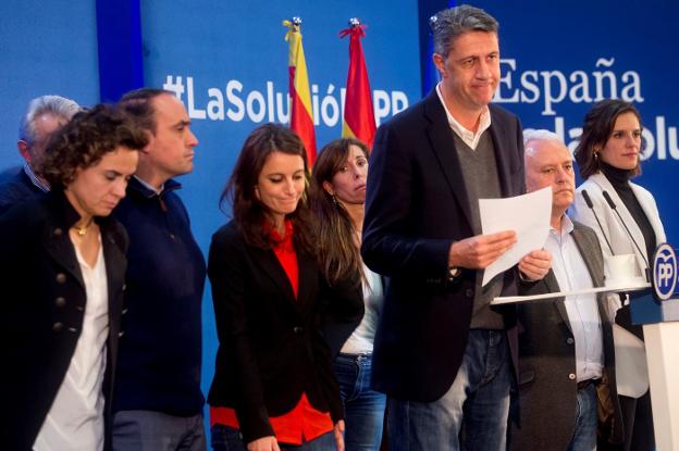 Xavier García Al biol, ayer, acompañado por dirigentes del PP catalán, después de valorar lo resultados electorales del 21-D. :: quique garcía / efe
/