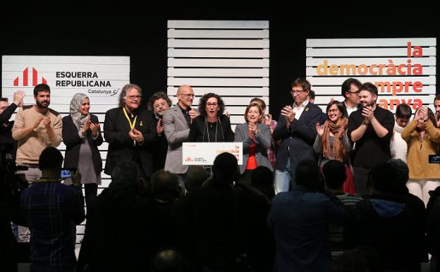 La número dos de Esquerra, Marta Rovira, celebra con la plana mayor de su partido la mayoría de las fuerzas independentistas. :: Jaime García
/