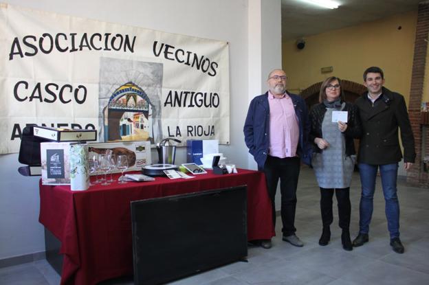 La ganadora, el presidente del colectivo y el edil de Turismo. :: /Ernesto Pascual