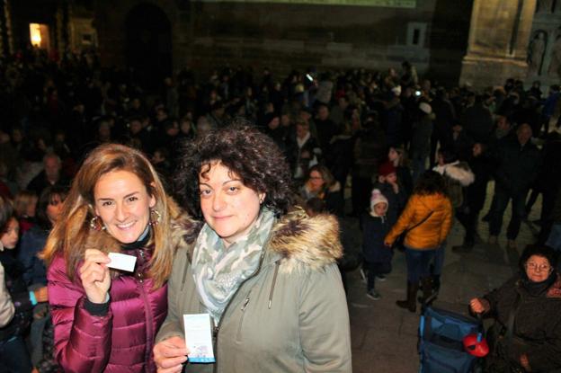 Adelaida Alútiz e Inmaculada Alonso posan en la plaza de la Iglesia de Haro con el boleto premiado. /Diego Marín A.
