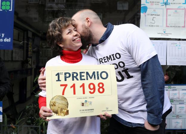 Oliva Muña, con sus hijos, de celebración. :: susana vera / reuters/